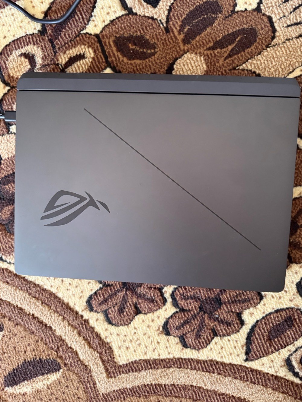 السلام عليكم لابتوب للبيع *********** واتساب 
ASUS ROG Strix G16 (G615JPR)

* المعالج (CPU): Intel Core i9-14900HX (24 نواة / 32 خيط معالجة)
* كرت الشاشة (GPU): NVIDIA GeForce RTX 5070 Laptop 8GB GDDR7
* كرت الشاشة المدمج: Intel UHD Graphics
* الرام (RAM): 32GB DDR5
* التخزين: 1TB NVMe PCIe 4.0 SSD
* الشاشة: 16 بوصة، WQXGA (2560×1600)، معدل تحديث 240Hz، نسبة عرض 16:10
* نظام التبريد: ROG Intelligent Cooling
    * غرفة تبخير (Vapor Chamber) أو مشتت متطور حسب النسخة
    * 3 مراوح (Tri-Fan Technology)
    * معدن سائل (Liquid Metal) على المعالج
    * فتحات تهوية كبيرة من الخلف والجوانب
* البطارية: 90Wh
* الاتصال: Wi-Fi 7 وBluetooth 5.4
* النظام: Windows 11 Home 64-bit
* DirectX: 12 Ultimat