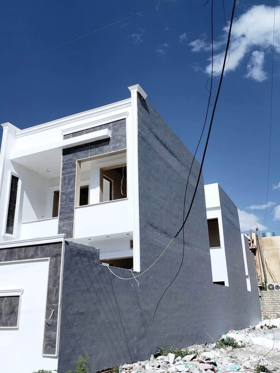 مع بدء موسم الأمطار 

اغلب البيوت تعاني من الرطوبة وتشققات السطوح وتسرب الماء الى الداخل وتسبب الكثير من المشاكل في المستقبل 

الحل الاول والاخير هو صبغ (مانع الرطوبة وتسرب الماء وترستوب )

1-عازل حراري ب نسبة 90%

2-مانع رطوبة وتسرب الماء 100%

3-يقلل عملية التعرية الطبيعية للسطوح اي (الاسمنت)100%

ضمان 5 سنوات

نص مكتوب في الصور:
- مانع رطوبه
- بعد العمل