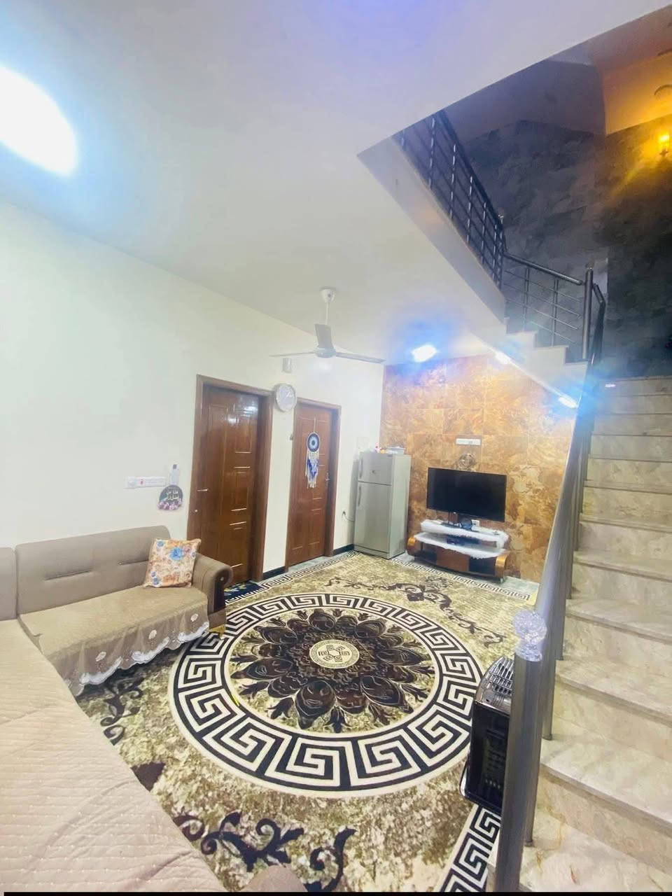 1️⃣نوع العقار طابو صرف المساحه125
2️⃣ الموقع📍الكماليه حي السلام شارع المستشفى الفضيله العام 7 فرع 
3️⃣ يتكون البيت من 3 طوابق 
4️⃣(يحتوي الطابق الاول على استقبال صاله مطبخ حمام و غرفه) 
5️⃣(يحتوي الطابق الثاني على 3 غرف و حمام) 
6️⃣(يحتوي الطابق الثالث على صاله وحمام و غرفه) 
7️⃣بناء حديث سنة 2024 البيت اي نقص مابي كله كامل فقط تجي تجيب غراضك وتكعد بي
8️⃣ السعر(3️⃣2️⃣5️⃣) اتصال على الرقم(***********)
9️⃣ الاتصال على الرقم فقط لا يوحد رد على الفيسبوك 
يوجد واتساب
