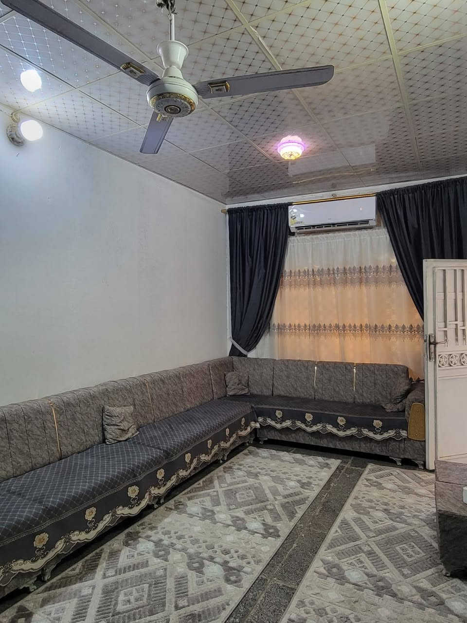 بيت للبيع بحي سومر قرب شارع المرور 100م
سعر 150 وبي مجال  
طابقين ***********
