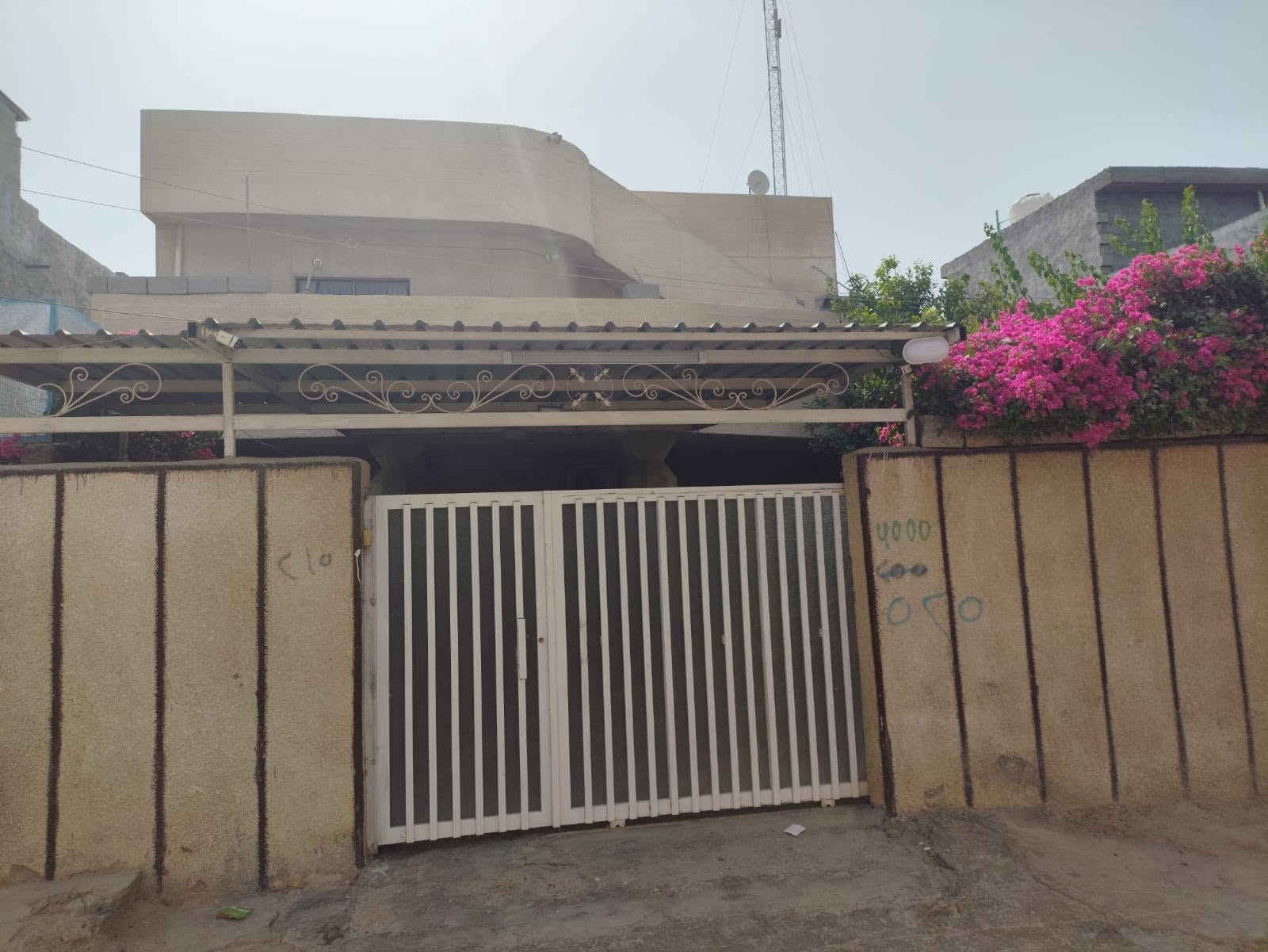 السلام عليكم
بيت للبيع في ابو غريب  مساحته 200م طابقين يحتوي على 4غرف نوم 
مع كراج للسياره مع حديقه عدد 2
صحيات عدد 2
في ابو غريب منطقه الشهداء 
هاتف للتواصل *********** بغداد, العراق
