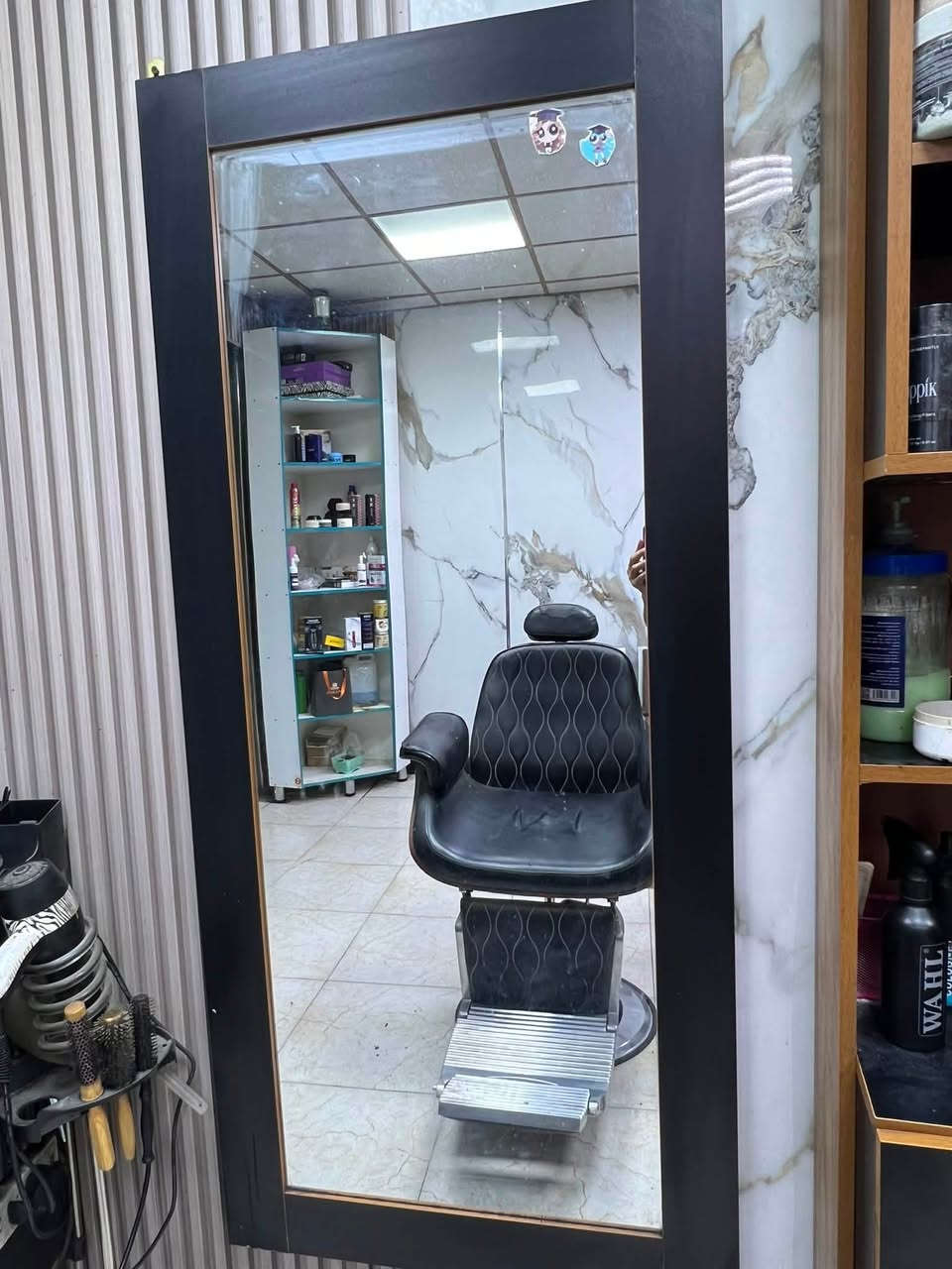 للبيع كومدي ومرايه وكرسي عدد 2 لكل قطعه وباترينا عرض غراض  الي يفيدنه خلي يخابرني ويدلل احسن الاماكانيتهم على كدهم اولى من السوق اتصال ***********
