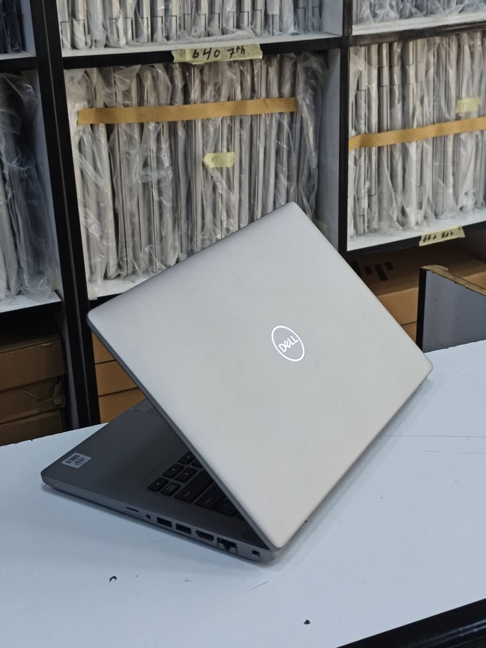 DELL LATITUDE 5410 🔴🔴🔴 
المعالج كور اي 5 الجيل العاشر 
الرام 8 كيكا DDR4
الهارد 256 كيكا m.2
حجم الشاشة 14 
ضمان 10 ايام استبدال في حال وجود مشكلة 
متوفر توصيل لكافة المحافظات 
السعر 285 الف شامل التوصيل 
للتواصل و الطلب خاص او واتساب ***********
