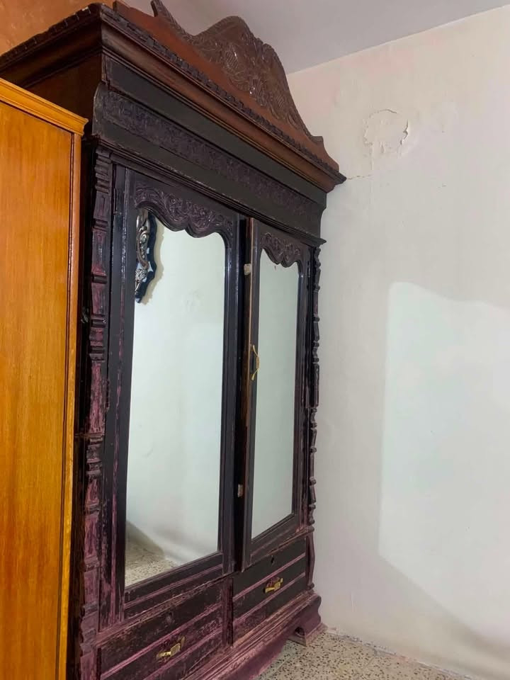 السلام عليكم 
كنتور هندي كنتور أنتيكا عمره 90سنة بابتين مع جرارتين خارجيات مع وجود قاصة داخلية مع تاج كبير نضيف مابي ضرر للاستفسار الاتصال على الرقم 
***********
