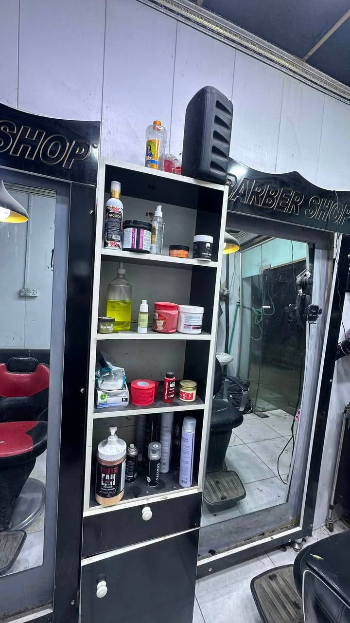 غراض محل حلاقه للبيع كامله مع كراسي ثنين مثل ماوضح بلصور السعر خاص مكاني بصره زبير للاستفسار ***********
