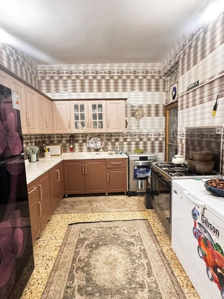 السلام عليكم
بيت للبيع في كربلاء حي السلام قرب مدارس العتبة على فرع T

البيت ١٠٠ متر ٥*٢٠ 

طابقين أربع غرف نوم 

البيت مبني درجة اولى فطر ما بيه 

للاستفسار الاتصال ***********
