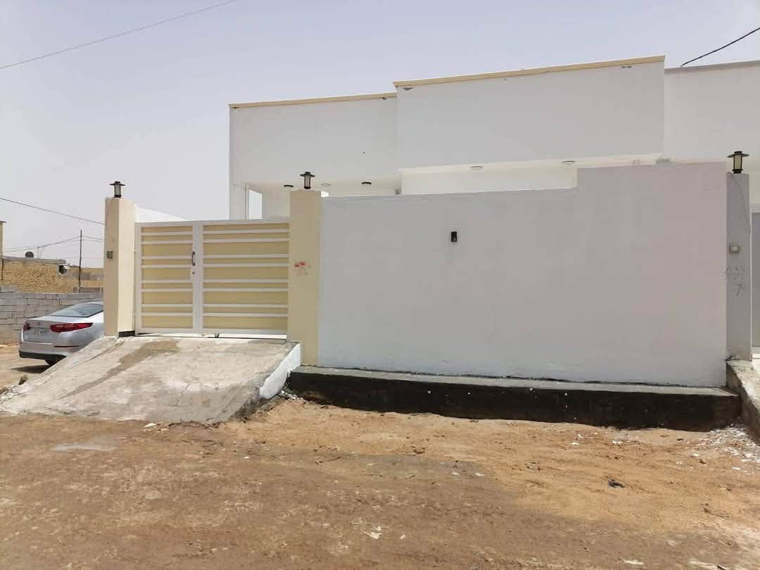� بيت للبيع – 🏠بناء جديد مامسكون 

📏 المساحة: 190 متر
📜 النوع: زراعي – سند 25

📍 الموقع: البيت حولي الجامعة، الفرع المقابل لغسل غريب الطوس

💎 مواصفات البيت:

 • ٢ غرف نوم 
 • صالة 
 • مطبخ 
 • استقبال 
 • مجمع صحيات
 • ٢ مناور للتهوية والإضاءة

✨ بناء حديث 
موقع قريب من جميع الخدمات والجامعة

📞 للاستفسار:
مكتب المحيط لبيع وشراء العقار
📍 الديوانية – شارع الحولي – خلف جامعة القادسية – قرب غسل غريب الطوس
📱 *********** – ***********
💬 متاح أيضًا عبر الواتساب
