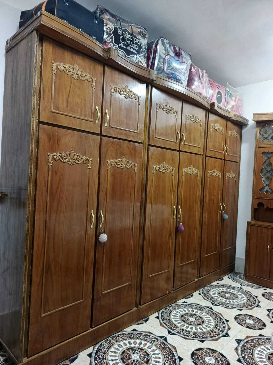 السلام عليكم غرفه خشاب عراقي نضيفه  للبيع السعر 950 مكان الريحانه
***********

