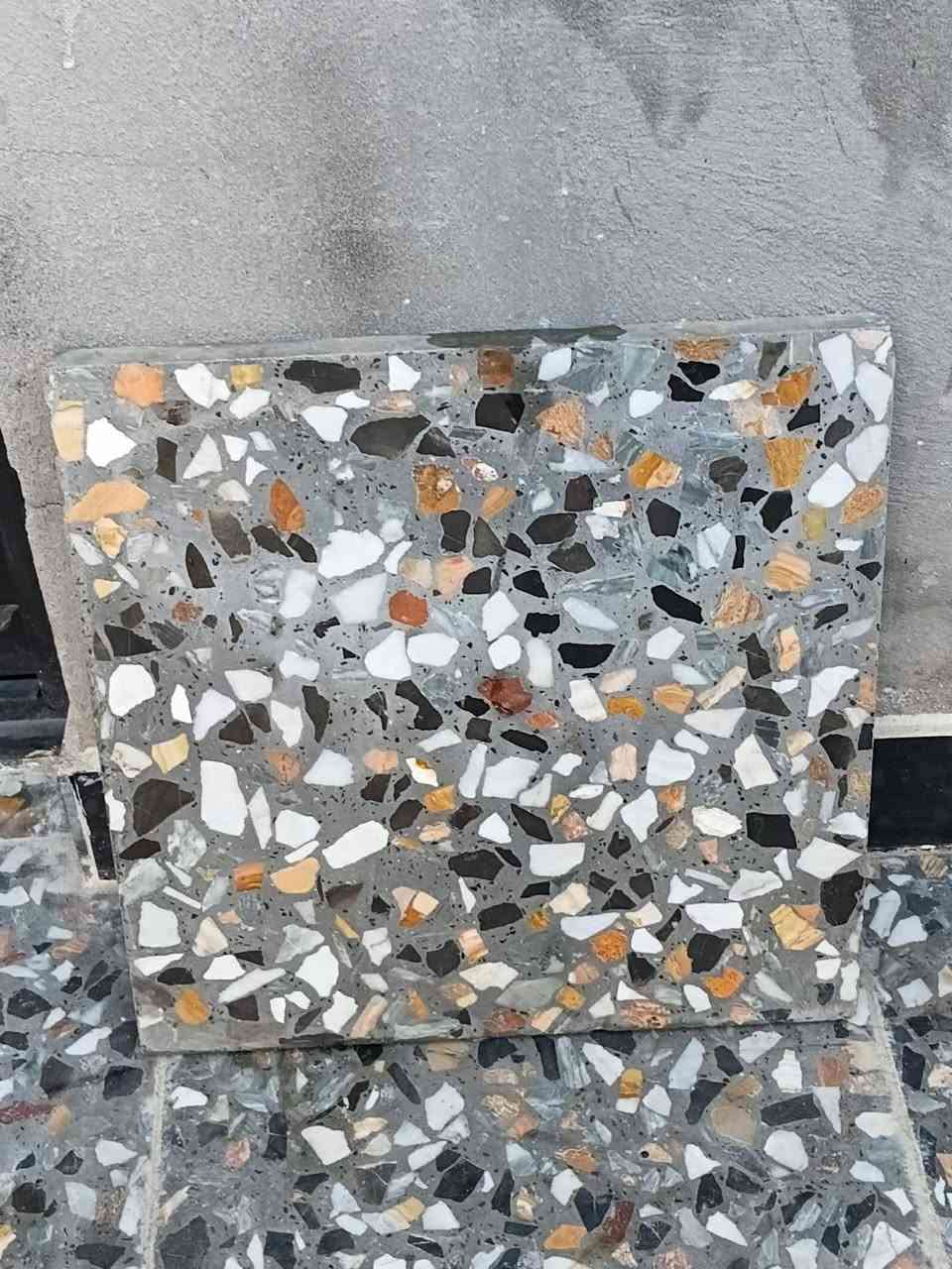 السلام عليكم كاشي للبيع كاشي موزايك اسليمانيه 40×40 خمس مترات 25 الف قفل كاشي نضيف ما مشلوع من كاع ابد نضيفف قفل 25 الف و باب حديد باب خارجيه طول مترتين و عرض 90 بدون جرجوبه السعر 75 قفل باب حديد اصلي و ثكيله مال خارجي مال سياج 
للاستفسار تواصل خاص واتساب ***********
