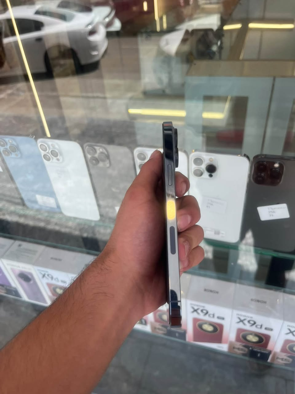 سلام عليكم آيفون للبيع 13برو ماكس سعر750 وبي مجال شي قليل مكان تكريت الجمعيه تواصل *********** تصال واتساب***********

نص مكتوب في الصور:
- ١٢:٣٧
- حالة البطارية والشحن
- كما هو الحال مع البطاريات القابلة لإعادة الشحن، بطارية الهاتف قابلة للاستهلاك وتصبح أقل فاعلية مع الوقت. معرفة المزيد...
- ٨٥٪
- الحد الأقصى للقدرة
- هذا قياس لقدرة البطارية مقارنة بقدرتها عندما كانت جديدة. قد تتسبب القدرة المنخفضة بتقليل ساعات الاستخدام بين عملية الشحن والأخرى.
- أقصى قدرة للأداء
- ستساعد الأنظمة المضمنة في النظام والمكونات في تخفيف آثار الأداء التي قد تلاحظها أثناء التقدم الكيميائي في عمر بطارية iPhone.
- شحن البطارية المحسن
- للحد من استنزاف عمر البطارية، يتعلم الـ iPhone من عادات الشحن اليومية، بحيث ينتظر ولا يتجاوز ٨٠٪ حتى يحين موعد حاجتك إلى استخدامه.