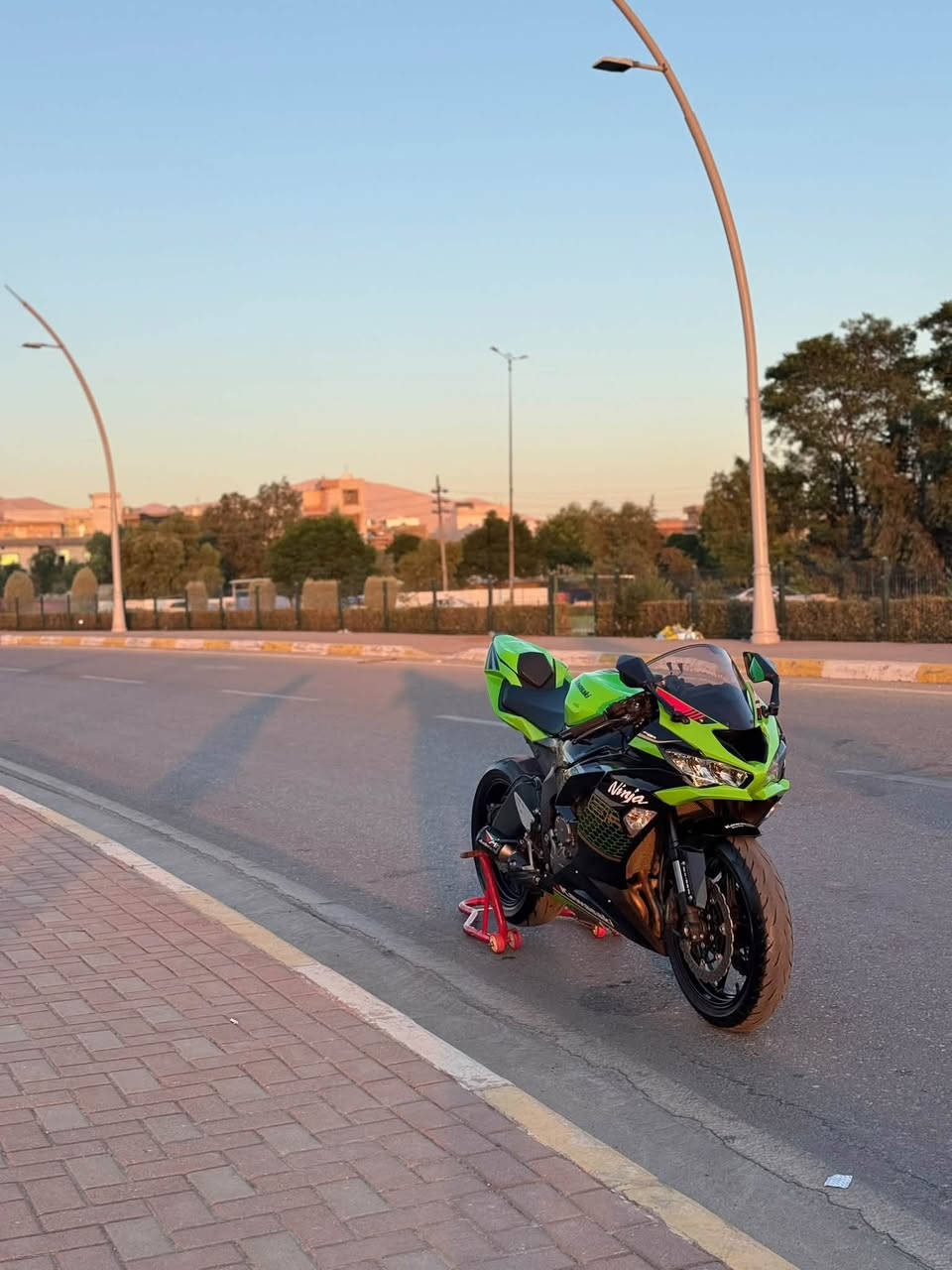 اعادة نشر بسبب وعد كذب
سلام عليكم 🌹

للبيع Kawasaki ZX-6R 2020 🏍️

الدراجة ماشية فقط 14,000 km

الدراجة بلاد برغي، ما مبدل بيها شي.

مكفولة عام، وجيب وياك 10 فيتر وافحصها بنفسك.

المواصفات:
• دسك هيتر
• Traction Control گير 1, 2, 3
• بدّل سريع Quick shifter
• مودين للقيادة L و F
• ABS تاية گدام وورا
• صالنصة أصلية كاربون فايبر AR

ما بيها برغي نقص، بس تصرف عليها دهن وبنزين وتوكل وبالك صافي 🤍
مكان سليمانيه ***********
