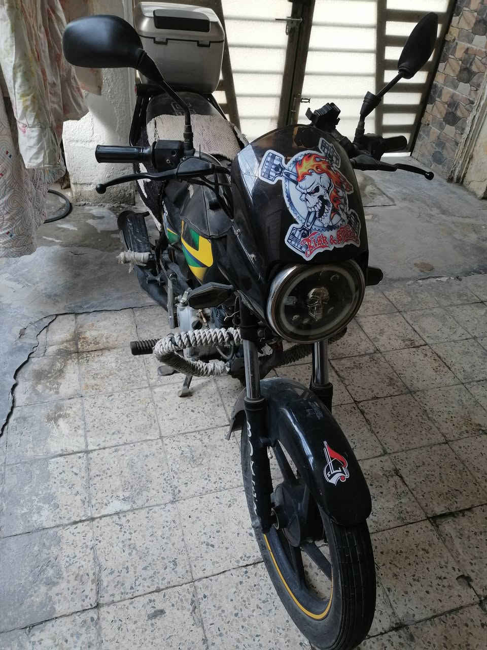 السلام عليكم شباب.. للبيع دراجة باجاج بوكسر 150 (Bajaj Boxer) موديل 2022 ونظيفة جداً وبحالة ممتازة.

المواصفات والنظافة:

الموديل: 2022.

الأوراق: مرقمة كربلاء، سنوية كاملة وجاهزة لوكالة أو تحويل مباشر.

المحرك: 150 سي سي، محرك بلاد بحالة الوكالة، ناعم جداً وبحالة ممتازة (شلعته وتكبيسه توب والتجربة خير برهان).

التشغيل: سلف كهربائي شغال من أول دكمة + هندل احتياط.

الكهربائيات: كلها شغالة وجاهزة (أضواء، إشارات، وهورن).

الإضافات والتعديلات:

مجهزة بـ صندوق خلفي سعة كبيرة للأغراض والمتاع.

غطاء مقعد (كشن) مريح ومميز.

الدراجة مكحلة ومعدلة ترتيبات حلوة ونظيفة مثل ما واضحة بالصورة.

المكان والسعر:

المكان: بغداد - الحرية الثالثة.
واتساب فقط 077‪03952463

السعر المطلوب: 1.750.000دينار) وبيه مجال بسيط للشراي المحمل والجاد
