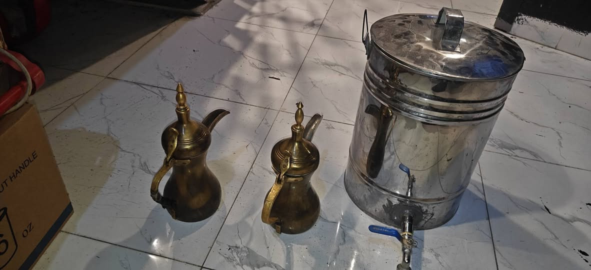 سلام وعليكم شباب عني هاي دلات ثنين وسماور ماي وطباخ غراض كهوه ودللت ختم سوريات بعدهن جدد الي يفيدنه تواصل خاص او***********
