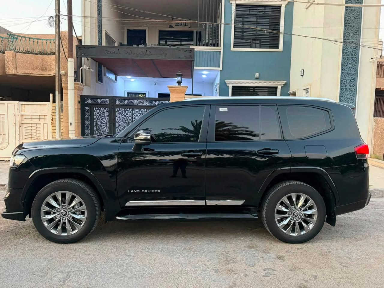 لاندكروز ٢٠٢٤ بريم لمتد جديده ومكفوله كفاله عامه مغلفه  PPF ماشيه ٢٠٠٠٠ فول كراسي كهرباء جنطه كهرباء شاحن وايرلس كشنات تبريد حساس امامي خلفي محرك ٤٠٠٠ تنفس طبيعي رقم بغداد باسمي سياره عندي من الزيرو مكاني بغداد الكرخ للاتصال *********** ممتواجد عل فيس
