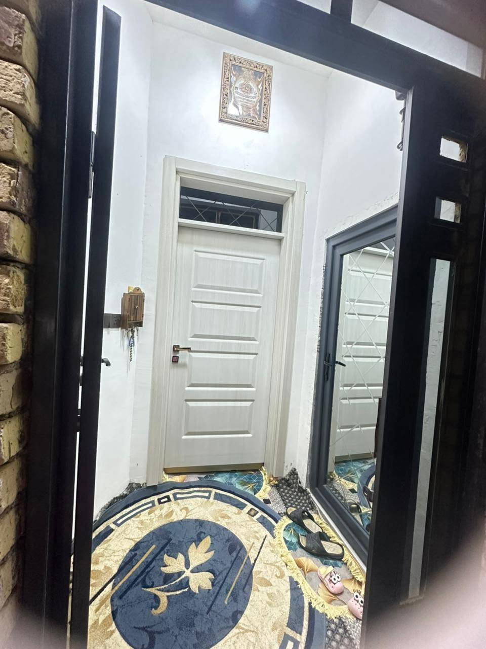 🏡 فرصة مميزة للبيع – بيت حديث بناء 2023 🏡

بيت طابو زراعي سند 25 مع معاملة تطويب، بمساحة 230 متر
📐 الواجهة 10 متر × النزال 23 متر
📍 الموقع: الديوانية – دور حيدر حجي هندي – حولي الخصيمة – خلف الجملونات
يبعد فقط 400 متر عن الشارع الرئيسي، وشارع البيت عرض 12 متر.

✨ مواصفات البيت:
▪️ غرفتين
▪️ صالة مريحة
▪️ استقبال واسع بالمقدمة
▪️ مطبخ
▪️ مجمع صحيات داخلي + خارجي
▪️ كراج
▪️ حديقة

🏗 البناء:
✔ كونكريت مسلح
✔ حديد أوكراني
✔ خرسانة C250
✔ تأسيس كهرباء خطين مع بلكات سويج خاصة للوطني + سويج وطني ومولد
✔ تأسيس ماء سمارت 4 خطوط بنظام بوستر وكذلك تشطيب الخلاطات شركة تسكا 
✔ شبابيك PVC أسود حديثة وعصرية

✅ البيت بناء حديث وجاهز للسكن، والنقص فقط الأرضية حتى المشتري يختار الذوق المناسب إله، وهذا الشي محسوب بالسعر.

💰 السعر المطلوب: 80 مليون
🤝 ويوجد مجال بسيط للمشتري الجاد بعد المعاينة

📞 للاستفسار: ***********
