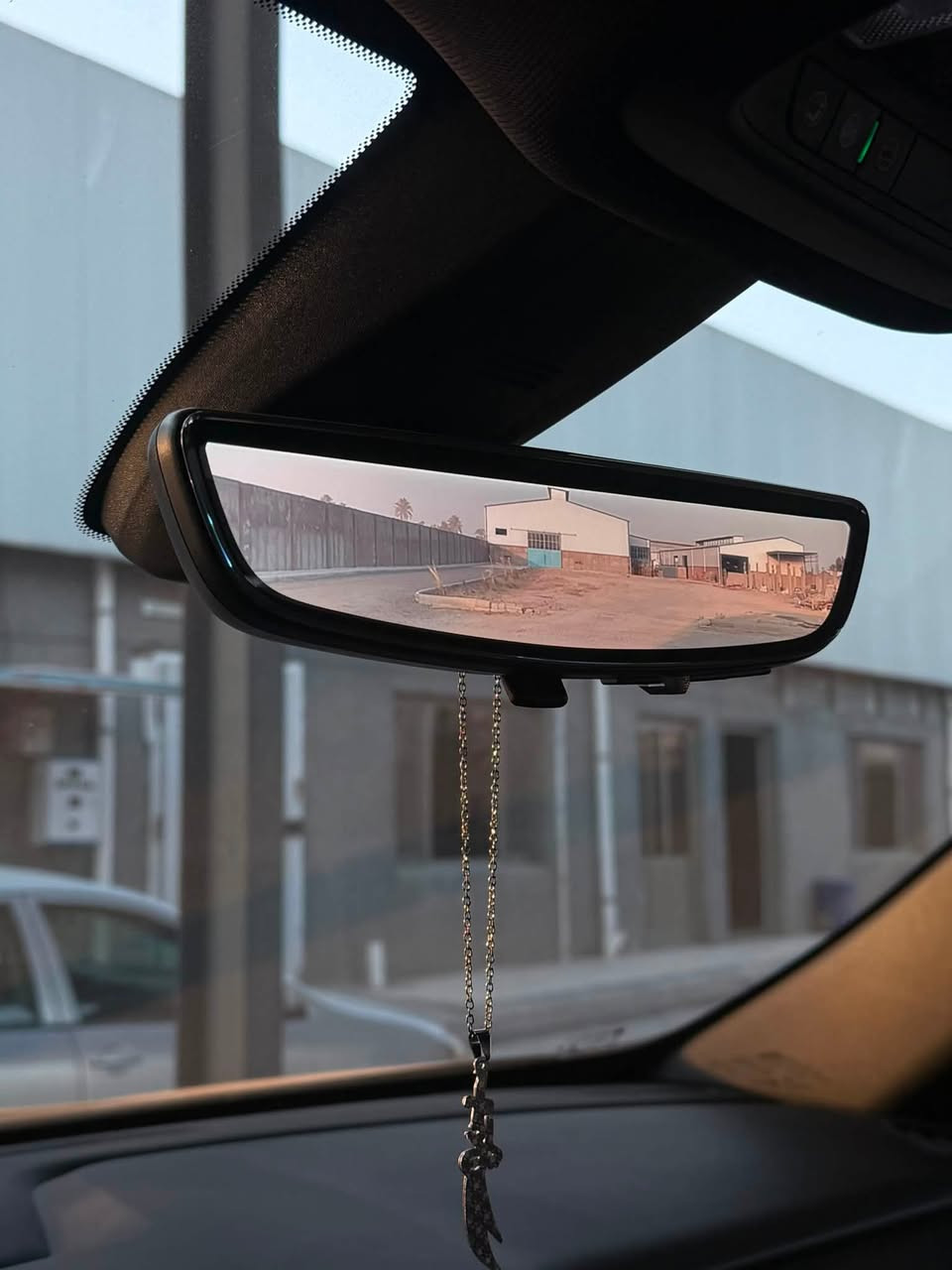 🚗 شيفروليه ترافرس 2023 – High Country (أعلى فئة) 🚗
✨ اللون: أسود ملوكي
✨ العداد: 46,500 كم (قابل للزيادة)
✨ المحرك: V6 3.6L قوة وأداء ممتاز
✨ الرقم: بغداد (باسم المالك)
📌 أبرز المواصفات:

 السعة والمقصورة: 7 راكب مقاعد vip منفصلة، مع تبريد وتدفئة للمقاعد الأمامية وتدفئة للخلفية.

 تكنولوجيا وأمان: كاميرات 360° محيطية، كاميرا وسطية بالمرآة، حساسات كاملة، ومستشعر مقعد السائق.

 رفاهية وعملية: صندوق ذكي (بصمة قدم)، قاصة سرية خلف الشاشة، خزن ذاكرة للمقاعد، وتدفئة مقود.

🛠️ الحالة والجاهزية:
وارد أمريكي (الحادث موضح بالصور)، تصليح ممتاز جداً، حدادية كاملة وجاهزية ممتازة بدون مصاريف.

📞 للتواصل والاستفسار عن السعر:
واتساب: ***********

