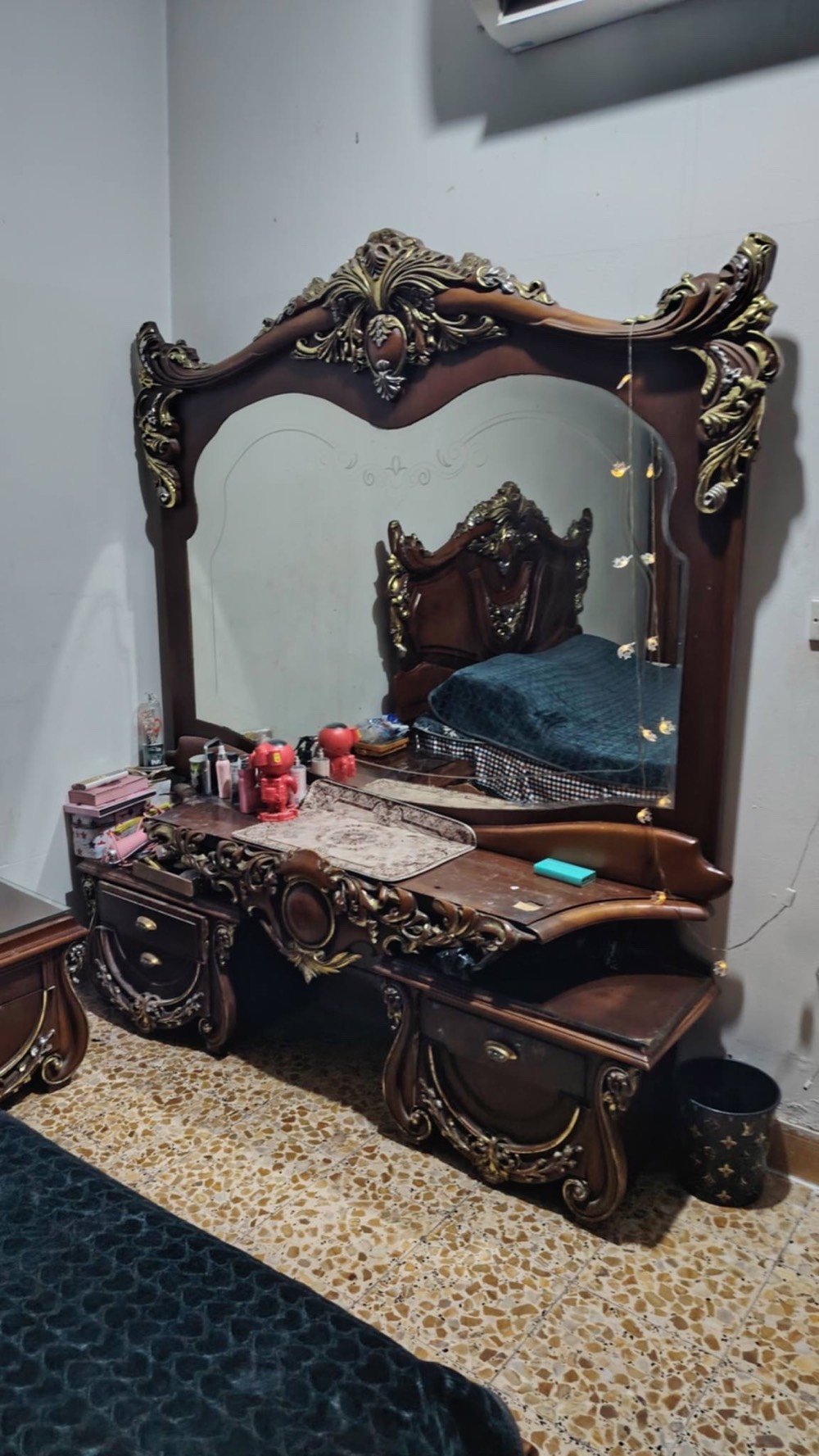 غرفه صاج عراقي 6 قطع  تصميم مصري نضيفه ميز مرايه بي ضرر بسيط الباقي نضيف بدون ضرر داخلها نضيف تكمه 
300 وبيها مجال
بغداد تراث البياع