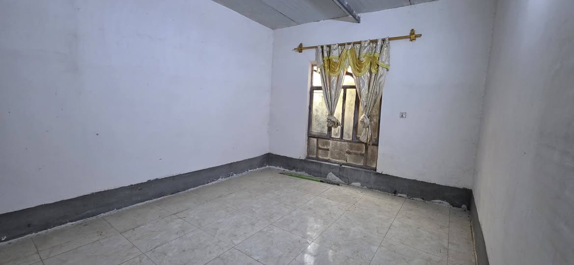 نص دونم طابوا زراعي سند 25 على طريق ابو الجاسم يبعد عن الشارع العام 400م يحتوي على بيت متكون من غرفتين واستقبال وصاله ومطبخ وصحيات ومشتمل صغير  مع غرفه وهول الوجه 20م النزال 70م مع نهر قرب البيت السعر ب 49 مليون 
الاستفسار  ***********
