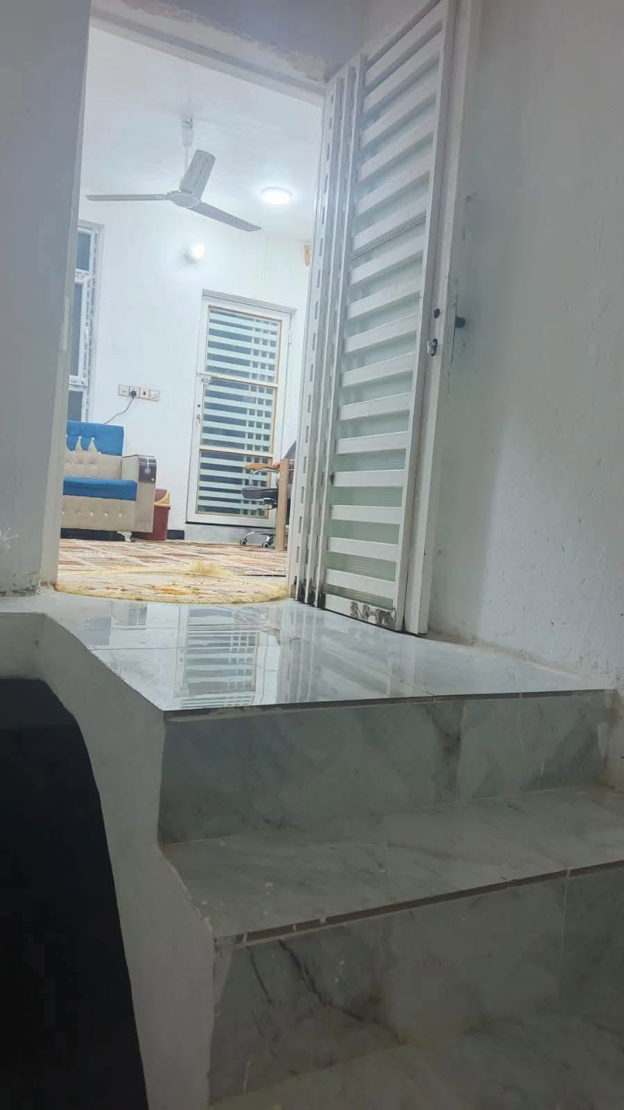 بيت للبيع أو مراوس :-
طابقين طابو صرف المساحة 300م موقع ممتاز.في أبي غرق بداية حي السلام على التبليط مباشرةً يبعد عن شارع الإمام حوالي 30م .السعر 195 مليون وبي مجال للشراي..يتكون من:-
الطابق الارضي ..غرفتين نوم ، صاله ، استقبال ، مطبخ حار وبارد ، صحيات  ، كراج مع حديقة ، ممر حول البيت ، 
الطابق الاول غرفتين نوم ، صالة ، صحيات ، سطح.. للاستفسار الاتصال على الارقام التاليه:-
***********
***********..واتس ٱب
