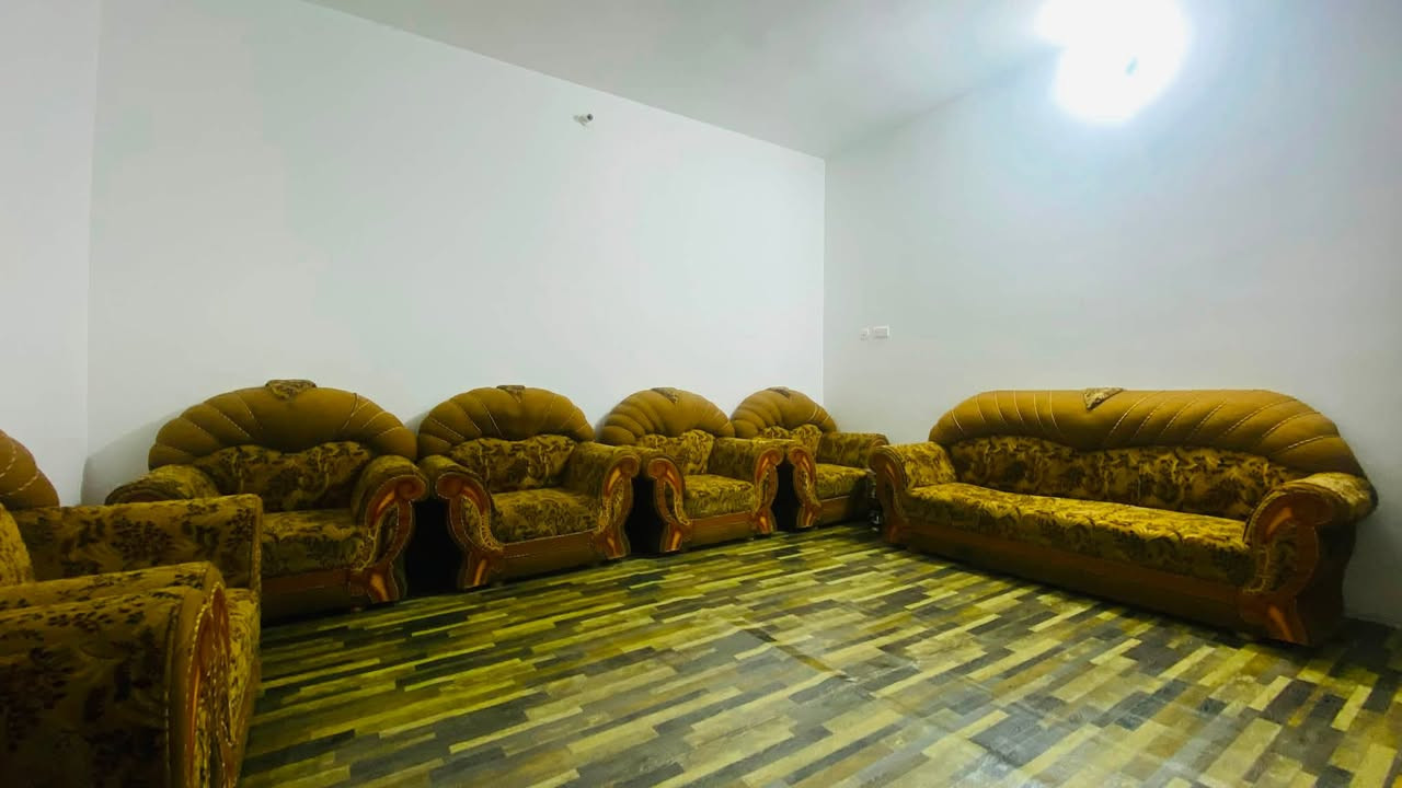 السلام عليكم 🫡
تخم 20 مقعد نضيف 
4كبار 8 صغار السعر 350 وبي مجال حك الجيه
***********
