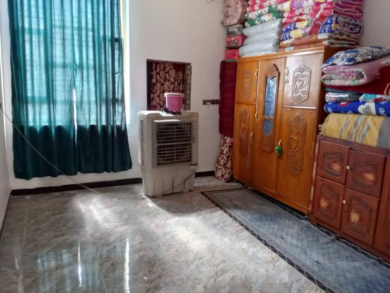 سلام بيت للبيع بحي جوادين نزله الثانيه مساحه البيت 750 بيه 3 غرف و صالتين ومطبخ حار وبارد البيت كامل ومتوفر كافه الخدمات ماء كهرباء مجاري سعر 120 وقابل للتفاوض رقم الهاتف ***********
