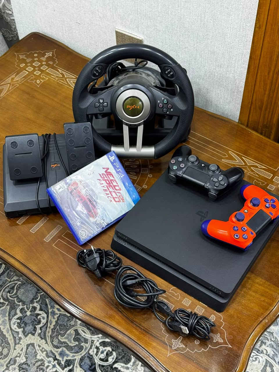 بلي 4 سلم 500GB نص تيرا للبيع متروك لمدة فتره قصيره مامستخدم هواي شرط نظييف فورمات وجاهز للمستخدم الجديد علماً ( غير مهكر) مع يدتين اصليات من شركة سوني وجميع الكيبلات موجوده مع قرص فيفا ٢٠ موجود بداخل الجهاز،
وايضاً مع دركسون مستخدم فتره قليله نص فره + گير اوتو مع دواسات وستاند + قرص NEED FOR SPEED
الجهاز مع الدكرسون شغالات 100% 
مكاني كربلاء/ رقمي واتساب *********** سعره 475وبي مجال
