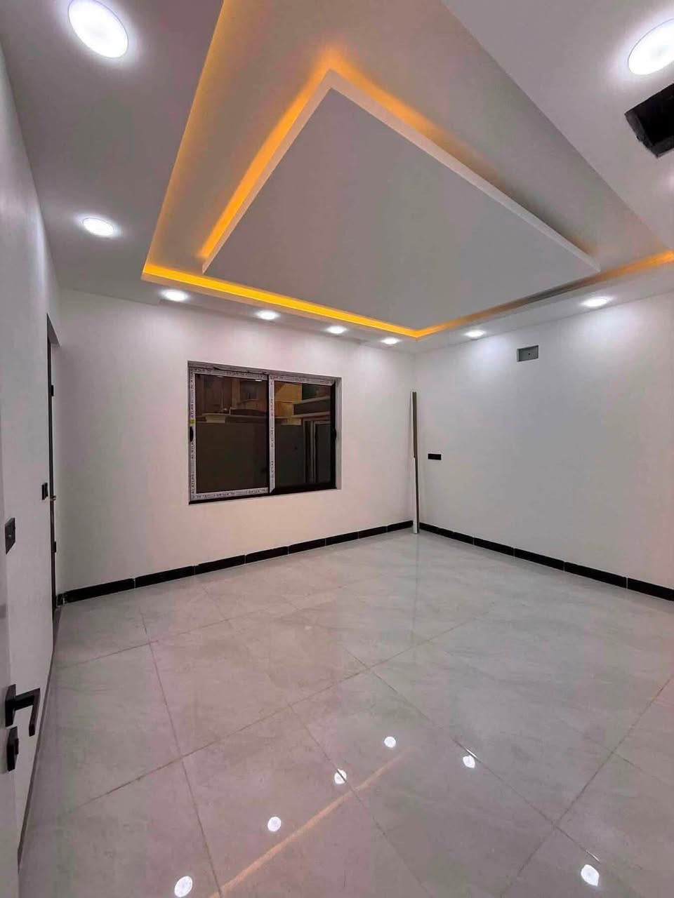🔴عقار للبيع من :
🔴عروض مكتب (( العلاف لتجارة العقارات )) 🌟

🏠دار بن للبيع مساحة كل دار 140 متر الواجهة 9 متر 

🛑طابقين بناء حديث فول مواصفات (( Zero ))🌀

1️⃣الطابق الاول : غرفة نوم + هول + استقبال + مطبخ كراج + صحيات 🚾

2️⃣الطابق الثاني : ثلاثة غرف نوم + هول + بلكونة +  سطح + مخزن + صحيات 🚾

📄سند تجاري ملك صرف / شرط القرآر التمليك والتحويل 

❌لانتعامل برفع سعر العقار عن سعرة الآصلي نجمع البايع بالمشتري مباشرتأ _ لا نوقف البيعة بخلاف عن الدالية

🛑موقع مميز جداً 💥

🌍الموقع / حي الزهور  قرب (( مطعم قصر السلطان  )) 🏭

🔴يقع على شارع 12 متر تبليط  💠

للاستفسار 

⏮️مراجعة مكتب العلاف لتجارة العقارات 🌟

أو الاتصال 

☎️ أسيا ***********

أو

 ☎️ كورك ***********

⏪️مع العلاف للعقار استثمارك في آمان ⭐️

🌐عنوان المكتب / الموصل _ حي الزراعي قرب جسر السويس 🔥

📌نستقبل عقاراتكم وطلباتكم العقارية .

