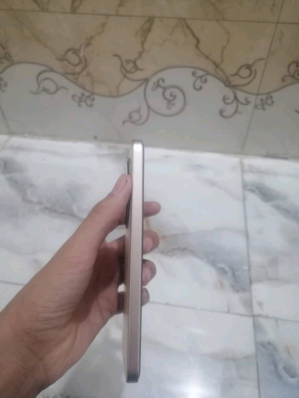 جهاز HONOR X9D مستعمل مدة 6أشهر جهاز جديد مابي أي شي بطارية تبقى أكثر من يوم شغالة غراضه موجودة من شاحنة وكيبل وياه الكفر حهاز تأخذه بكارتونته جديد كليًا السعر 500الف قفل مكاني، النجف الحولي شارع 30
هواية مهم للمشترين: شكد السعة بالضبط؟ (رام/ذاكرة داخلية) وهل الجهاز نسخة 4G لو 5G؟: 
الذاكرة 256 الرام +12 نسخة 5G 
شنو حالة الشاشة والهيكل بشكل أدق؟ بيه أي خدش، كسر، أو نقطة/حرق بالشاشة لو لا؟: 
مابي أي شي جديد 
هل الجهاز مفتوح/مصلّح سابقاً أو متبدّل بيه أي قطعة؟ واذا أكو، شنو القطع؟: 
جديد كُليًا 
شنو سبب البيع؟ وهل السعر 500 ألف نهائي لو بيه مجال للمساومة؟: 
ممكن يتغير الرأي حسب الشراي
إنت موقعك بالضبط بالنجف؟ وهل تقبل فحص وتجربة قبل الشراء؟: 
تگدر تفحص وتجرب يمي