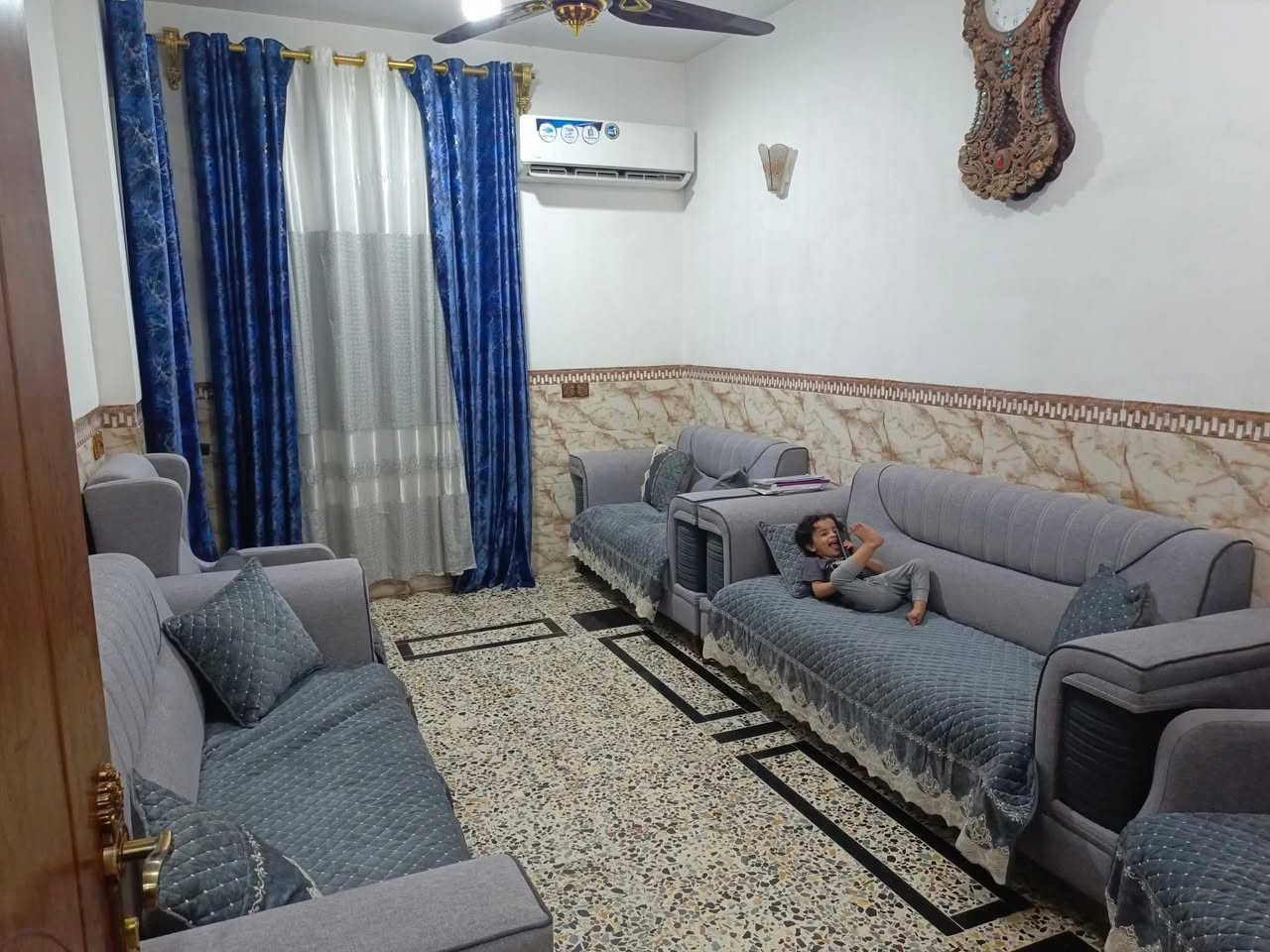 بيت للبيع الزعفرانية دور الصحة الأولى زراعي قرار 25 المنطقة تبليط ومجاري ومي جميع الخدمات موجودة مساحة 117متر ستقبال وغرفتين نوم وصاله ومطبخ وحمام عدد 2 سطح شتايكر البيت طابق واحد جاهز للاستفسار الاتصال على الرقم الموبايل *********** غير متواجد على الفيس بي  واتساب سعره 110 وبي مجال شي قليل
