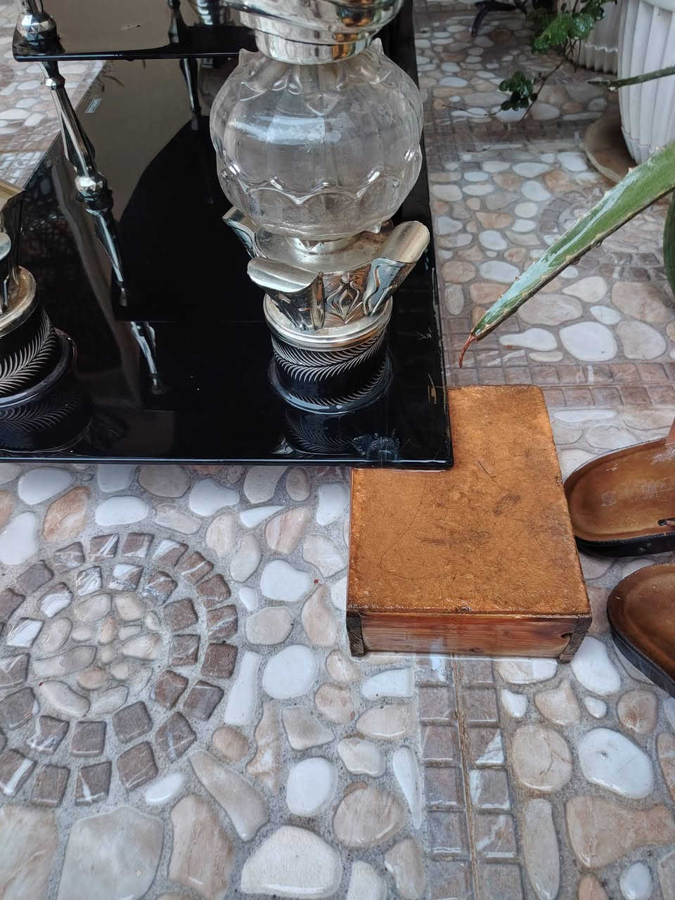 ميز تلفزيون للبيع السعر 30 عيبه الوحيد احد الارجل مكسورة  ويثبت بالخشبة عادي مثل ماموضح بالصورة ووياه دش شغال العنوان حي الميثاق ***********
