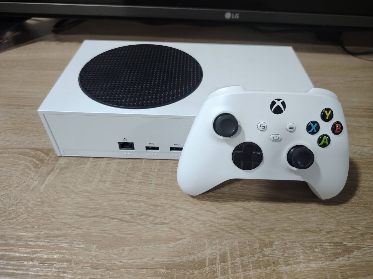 السلام عليكم
جهاز اكس بوكس سيريس اس
ذاكرة 512 GB
اصدار 2023 النظافة شوفه عينكم
الجهاز لوك ستيكر ما مفتوح
ويجي ويا بطاريات دبل من شركة Dobe وياها قاعدة الشحن مالتها
والجهاز يجي ويا حساب بي لعبة بلاك اوبس ثري و بي حساب لعبه وارزون وبقية الالعاب
السعر 400 الف وبي مجال للطيبين
مكاني : الموصل - الجانب الايسر
للتواصل على الخاص او على الواتساب
***********

