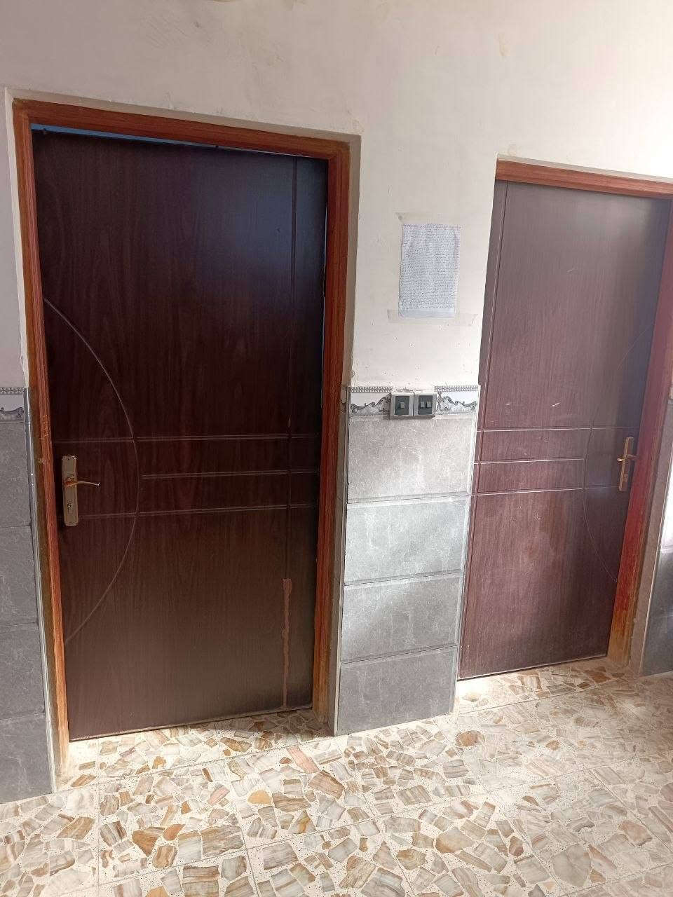 بسم الله الرحمن الرحيم 
السلام عليكم 
بيت للبيع يتكون من اربع غرف وصالتين و استقبال ومطبخ وصحيات تلاثة اثنين بالطابق الارضي واحد بالطابق الثاني وركن على شارعين مساحه 150 متر اضافة الى محل فارغ من ضمن البيت اضافه الى كراج سيارة شغل درجه اولى الطابق الارضي كاشي وسقف ثانوي والطابق الثاني بورسلين ويحتاج تلحيضات بسيطة ومثل ما موضح بالصور العنوان الكوفة منطقة السهيليه الجماعة الثالثة قريب على مستشفى الفرات للاستفسار اكثر الاتصال على الرقم ***********
