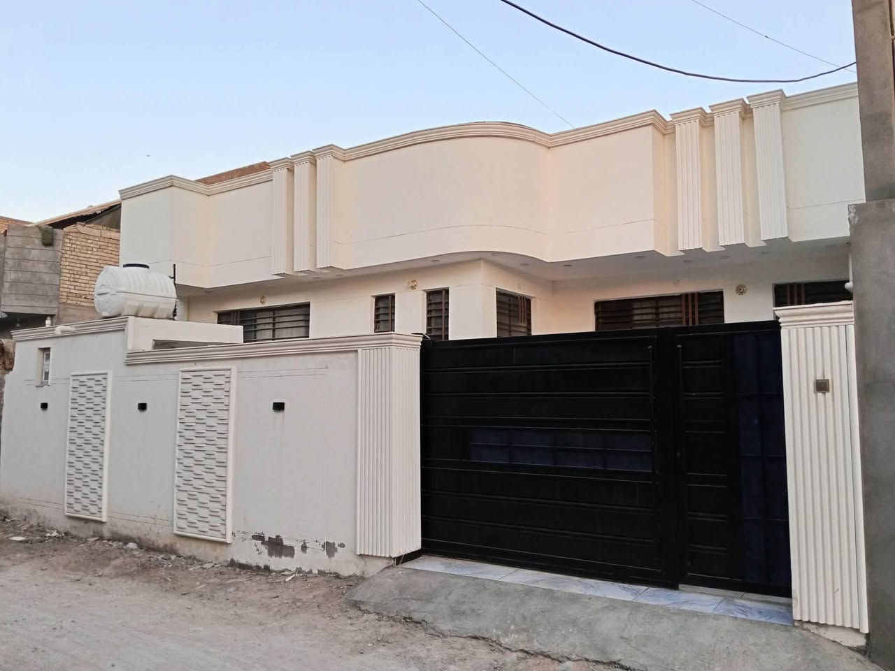 دار للبيع
طوريج حي المثنى الزراعي ارقى حي  شارع النائبة غفران مساحة 230 متر طابق واحد سند 25 بناء حديث سنه 26 واجة 11.5 
عدد الغرف 2 مساحة 5.5*4
هول 7.5*4
استقبال 6*4
مطبخ عدد 2 الول 5.25*4 الثاني خلف البيت على طول الممر 
ممر بيت الاستقبال والمطبخ طول 6*1 كلدور 2*2 طارمه كبيره جدا 
مجمع صحي عدد 2 داخلي وخارجي 
ممر داير البيت 
بيتونه 6*4 
سطح امام البيت وسطح خلف البيت ويتوسطهن بيتونه 
للتواصل *********** بي وتس أب
