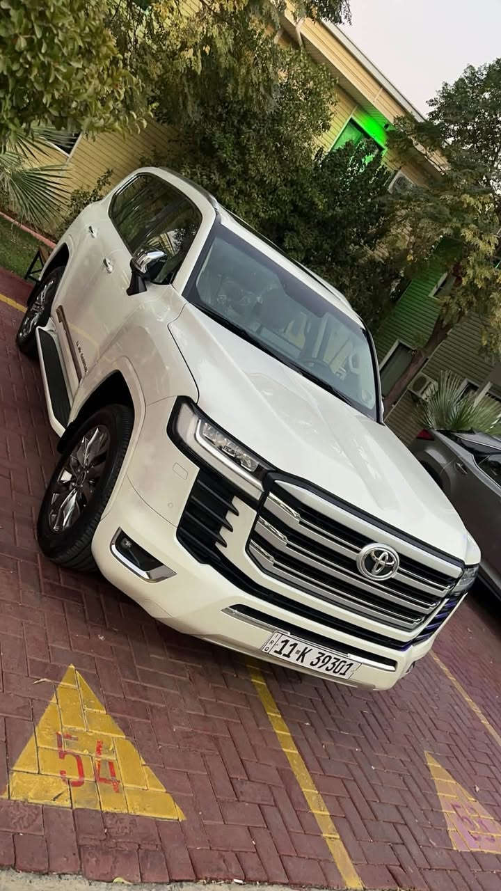لاندكروز توين تيربو 2023 للبيع او مراوس بجمسي الفيشن 2025_2026.  VX_TWIN_TURBO_SAS.  2023

ماشي 59 الف حقيقي 

مواصفات دبل كشن كهرباء

جلد اصلي 

صندوك كهرباء

حساسات امامي خلفي

رادار امامي خلفي 

سياره حلوه وتخبل 

***********      البلديات شارع المصرف
