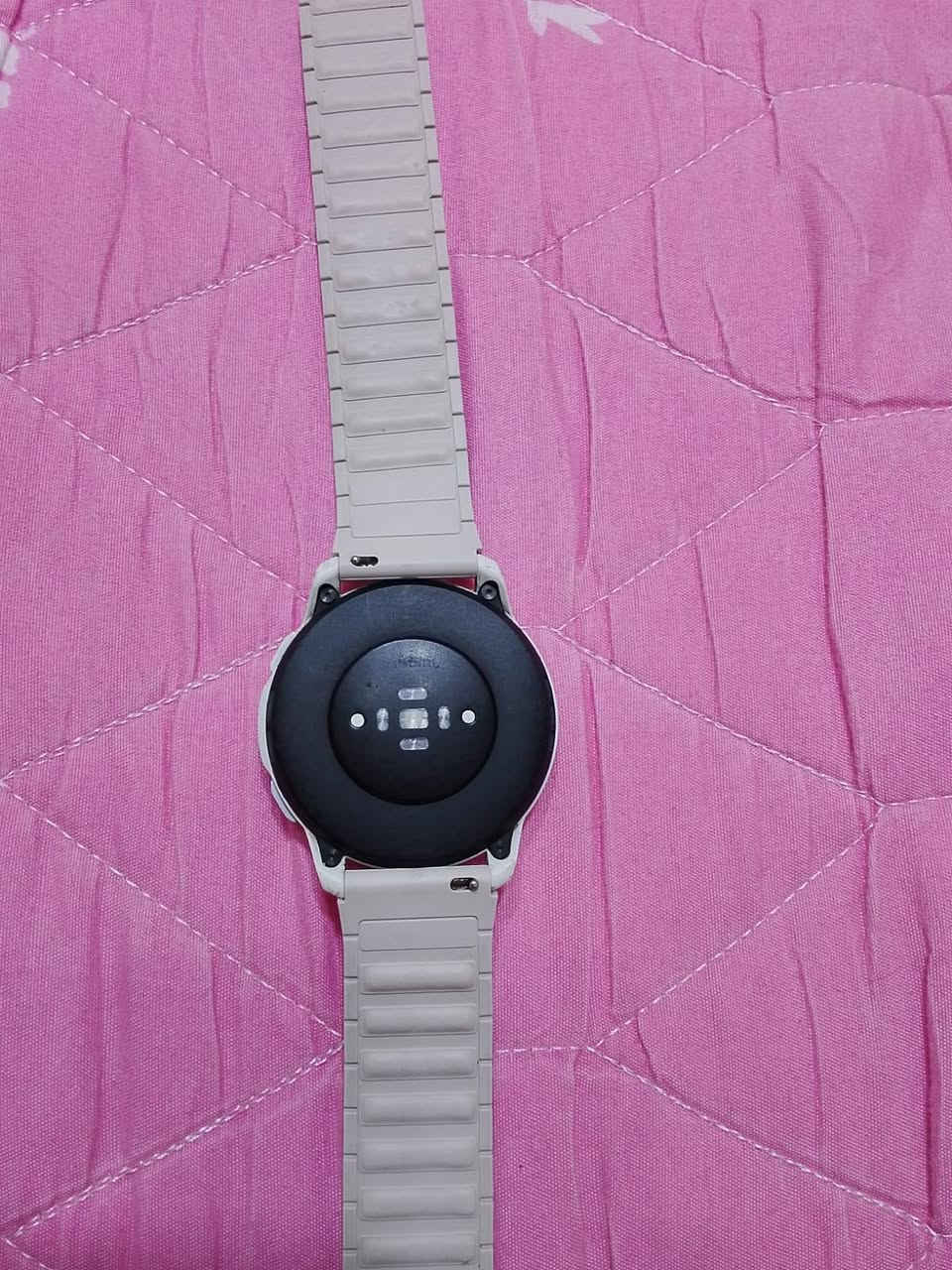 للبيع ساعة Xiaomi Watch S1 Active - مستعملة نظيفة*
*الحالة:* مستعملة نظافة 60%  
*اللون:* ابيض + حزام سيليكون ابيض  
*الوضع:* شغالة 100% مابيها اي مشكلة، البطارية قوية

*المواصفات:*
- شاشة AMOLED دائرية 1.43 انش زجاج مقاوم للخدش
- GPS ثنائي + مكالمات بلوتوث مباشرة
- قياس نبض القلب + نسبة الاكسجين + النوم + التوتر
- 117 وضع رياضي
- مقاومة للماء 5ATM تتحمل سباحة
- بطارية تدوم لحد 12 يوم
- النظام: يدعم عربي + اشعارات الواتساب والفيسبوك

  
قاعدة الشحن الاصلية موجودة 

*السعر: 150,000 دينار عراقي*  
وقابل للتفاوض البسيط للشراي الجاد

*المكان:* البصرة - [دور الشرطه قريب من معارض الجديده]  
*التواصل:* واتساب [***********]
