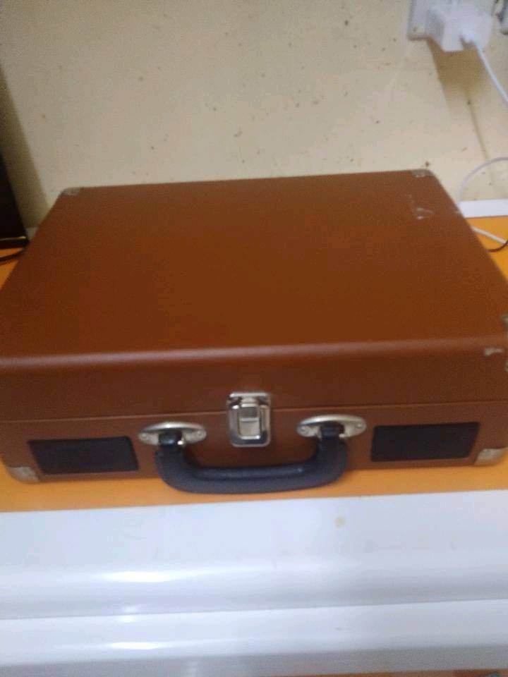 جهاز ديفي ار بدون اسطوانة للبيع 🤍

DENVER VPL-120 BROWN   :الموديل 
 
⚙️ نظام دوران Belt Drive
سماعات مدمجة، يعني يشتغل بدون سماعات خارجية.
AUX.
💻 إمكانية تحويل الأسطوانات إلى ملفات رقمية عن طريق الكمبيوتر/USB حسب النسخة.
⏹️ خاصية Auto Stop لإيقاف الدوران عند نهاية الأسطوانة.
ذراع قراءة مستقيمه وإبرة قابلة للاستبدال
السعر : 75 وبي مجال 
مكاني : بغداد الزعفرانية 

جهاز نظيف وانتيكة راقيه صوت واضح وسلس