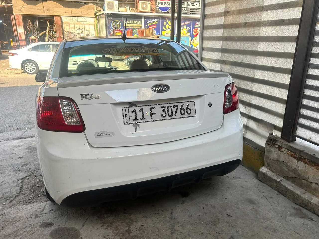 السلام عليكم Kia RIO 
2012 خليجي الشركة العامة 
محرك ١٦٠٠ دوش 
سيارة خير من الله جاهزة تخم تاير جديد صدر امامي كلة جديد نفض منضومة تبريد كاملة جديدة شرط الي كايل جديد تجي تشوفة اذا مو جديد متاخذ السيارة خير من الله جاهزة للاخير 
منضومة زنون وزرع عدسة شرط لايت نهار دواخلها بلاد كشنات بلادية مدوشم تنتة وسفاري ودشبول 
رقمي : *********** متواجد واتساب واتصال فقط 
مكاني: حي اور مقابل جامع عمار بن ياسر 
1_ملاحضة:  مكفولة من الصبغ والتبديل 
2_ ملاحضة: سيارة باسمي شخصيا سنوية وهزة ورقم انكليزي جديد بغداد
شرط كبات وكتلوكات الشركة بيها 
السعر : 79 وبيها مجال
