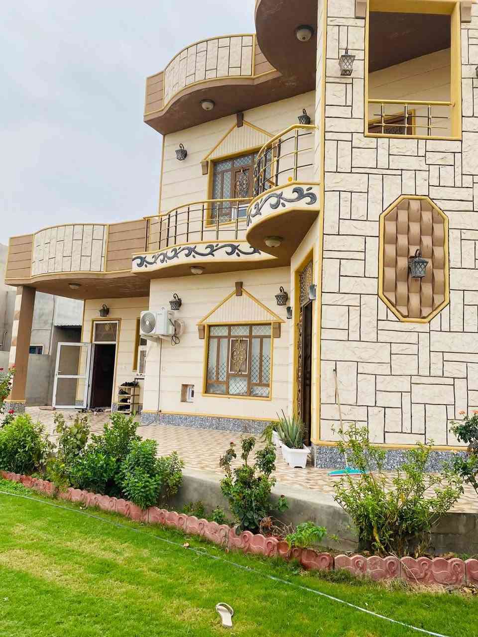 السلام عليكم بيت للبيع طابو زراعي المساحه ٦٠٠متر يتكون من اربع غرف نوم وربعه+ هول +صحيات داخليه وخارجيه +ماء +كهرباء +طاقه شمسيه /سيراميك +سقوف ثانويه المكان العلم البورصه قرب فلكة الشيبان السعر 135مليون وبي مجال للاستفسار التواصل على الرقم ***********
