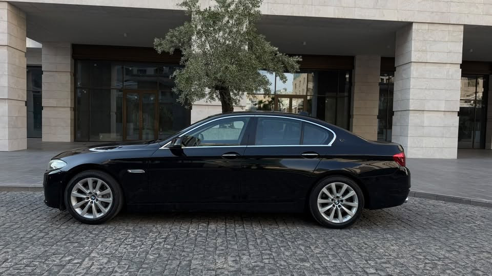 للناس اللي تدور BMW F10 نظيفة، نادراً تحصل سيارة مالك واحد من الوكالة وبهذا المستوى من النظافة.

⸻

للبيع | BMW 528i موديل 2016 – بحالة استثنائية

إذا كنت تبحث عن BMW F10 نظيفة وحقيقية، فهذه السيارة تستحق المشاهدة.

* موديل: 2016
* الفئة: 528i
* المحرك: 2.0 Turbo (أربع سلندر)
* عداد: 110,000 كم فقط
* وارد: وكالة عروش – زيرو
* الاستخدام: مالك واحد فقط منذ 9 سنوات
* الحالة: بحالة الوكالة، نظيفة جداً من الداخل والخارج
* خالية تماماً من الحوادث
* لا توجد أي أعطال أو نواقص، جاهزة للاستخدام

المواصفات:

* 5 وضعيات قيادة (5 Modes)
* جميع الأبواب شفط
* داخلية جلد مشمشي
* حساسات أمامية وخلفية
* كاميرا خلفية
* عدادات ديجيتال
* إضاءة زينون مع Angel Eyes
* جنوط وكالة

سيارة لمن يعرف قيمة هذا الموديل ويبحث عن سيارة محافظ عليها بكل معنى الكلمة، وليست سيارة مستهلكة أو مجددة.

للاستفسار والمعاينة يرجى التواصل على الخاص أو الاتصال.

مكان سيارة اربيل بوليفارد
***********
