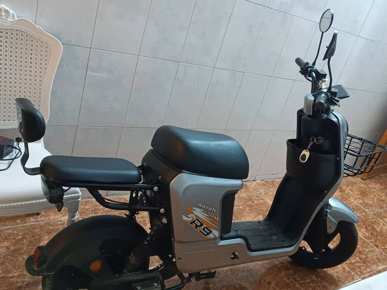 دراجه شحن نوع R9شركة ريان للبيع مستعمله 6اشهر بطاريات جدد نضيفات خمس بطاريات جدد كامله مكمله سعر 460وبيه مجال مكاني سماوه اي استفسار على رقم ***********
