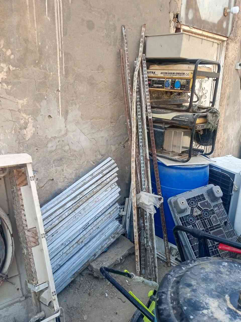 سلام عليكم شباب توجد رفوف محلات للبيع 40راف هنه ومصاطرهن كاملات سعر 125العنوان شامية شارع 30 قرب مدرسة الخوله للبنات هاتف ***********
