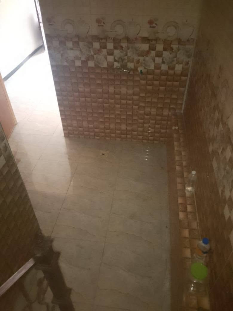 بيت 50 متر للبيع في حي الخضراء محلة 639 خلف مول الخضراء بلازا يتكون من طرمة صغيرة ومنور ومطبخ وحمام وتواليت + طابق ثاني حولي وغرفة كبيرة وسطح وبيتونة للأستفسار ***********
