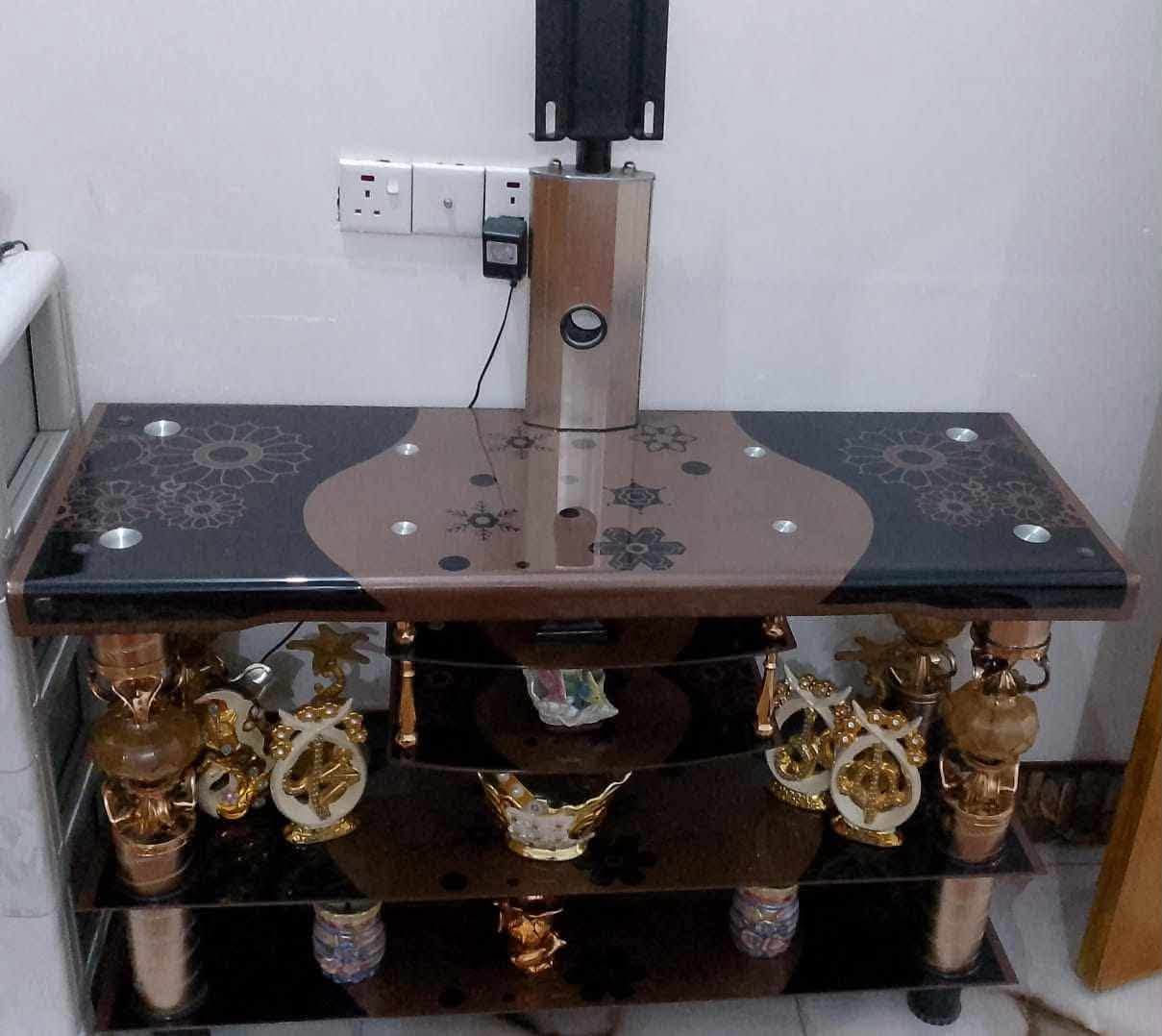سلام عليكم بوفيه ام 6 باب كلش نظيفه + ميز بلازمه جام نظيف جدا مكلف بالنشر تفاصيل اكثر استفسار ع الرقم 
***********

