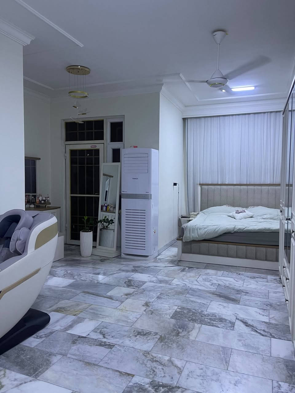بيت للبيع⭕️ مميز جدا 
📍العنوان بغداد نفق الشرطة حي حطين 
البيت طابو باسمي
منطقة مميزا جدا وهادئة 
نزلت الكم الفيديو و الصور بشكل واضح
المساحة 150 متر
البناء درجة ممتازة و بناء حديث 
الاساس يكون رفت السمك مالته 80 سم ، طابوق 
الارضية مرمر ابيض الطابقين مع الدرج
و المحجر مال الدرجة خشب هاند ميد و حديد
الابواب صاج
الكهربائيات درجات ممتازة اي شخص ينتل لا سامح الله راح ينزل السيركت مباشرة

مخازن مخفية بالسقف بالطابقين موجودة
الي يهمه الموضوع يتصل على رقمي 
 ***********  دكتور محمد
