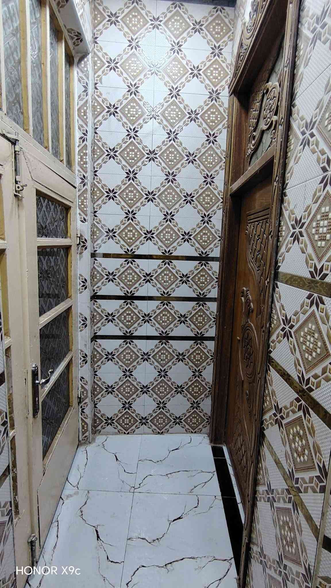 سلام عليكم ورحمة الله وبركاته منزل البيع موقع حي فرات طريق سنيه سياحي قرب سكه قطار لاستفسار *********** سند ٢٥ مساحه ٣٤٠ وحديقه ١٠٠ بنيان حديث مسلح كونكريت البيت جاهز يبعد عن شارع العام ٨٠ متر اربع غرف نوم وصاله ومطبخ حار وبارد صحبات جوه وبره لاستقبال مناور كافه خدمات ماي كهربائي مولد شارع

نص مكتوب في الصور:
- HONOR X9c