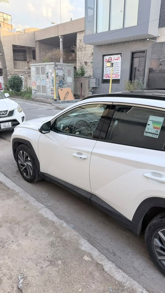 السلام عليكم 
هيونداي توسان 2023 المواصفات
بانوراما
شاشة كبيرة
كراسي الاثنين كهرباء 
تبريد كراسي
وبقية المواصفات المعروفة
ماشية 32,700
بيها طخة بالصندوك موضحة بالصور
مكان السيارة بغداد زيونة
السعر 195 ورقة وبيها مجال

رقم التلفون ***********
