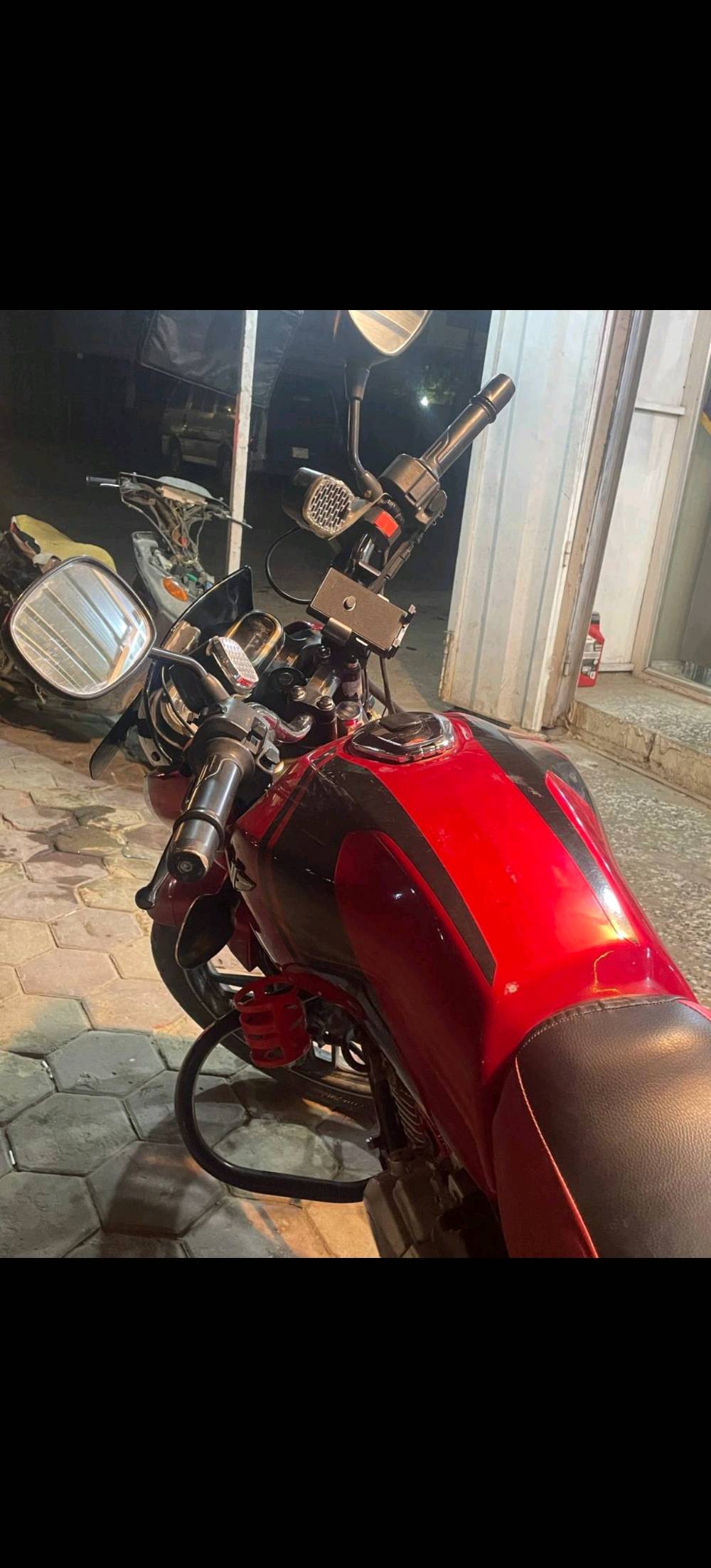 للبيع دراجة Bajaj V15 بحالة ممتازة 
دراجة Bajaj V15 نظيفة جدًا، استخدام شخصي، شغلها مرتب وما بيها أي مشاكل، تمشي بثبات وناعمة بالطريق، اقتصادية بالبنزين ومناسبة للاستخدام اليومي.
 المحرك ممتاز
 القير والكلتش ناعمين
 الشاصي مستقيم
 الفرامل ممتازة
 الإطارات بحالة جيدة
 جاهزة للاستخدام فورًا
 السعر: 1,500,000 دينار عراقي (قابل للتفاوض للجاد)
 المكان: بغداد – الغزالية
 رقم الاتصال: ***********
 الصور حقيقية
 الاتصال للجادين فقط