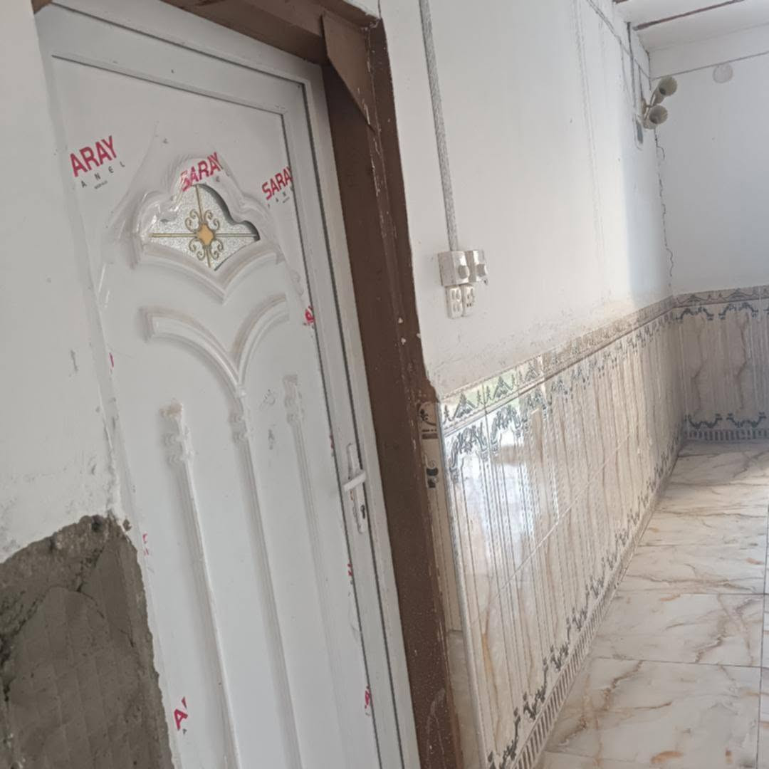 🏠 للبيع: بيت مع عَرْصَة بموقع مميز
📍 الموقع: الديوانية - طريق الدغارة (قريب جداً من الشارع العام، بالقرب من عقيل أبو المخضر ومحطة بدر الدجى).
​📄 تفاصيل العقار: 250م
​نوع العقار: بيت مع عَرْصَة.
​نوع السند: زراعي (سند 25).
​التصميم الداخلي: غرفتين، صالة استقبال، مطبخ.
​المرافق الخارجية: حديقة.
​✨ المميزات والخدمات:
​شوارع مبلطة بالكامل وسهلة الوصول.
​توفر خدمات الماء والكهرباء الرسمية.
​البيت مجهز بالكامل بمنظومة طاقة شمسية.
​💰 السعر: مناسب جداً.***********
