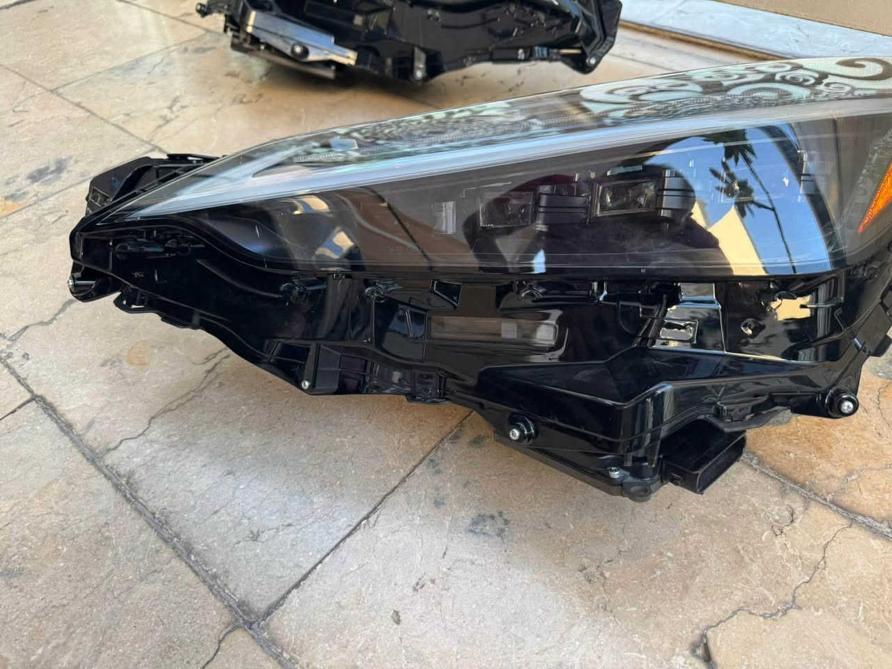 لايت NX ابو 3 عدسات  وارد امريكي  

 2023-2025 بي كسر ومصلح

اصلي مفتوح من سيارة

كامل مع المحولات

سعر الزوج  1500 $
