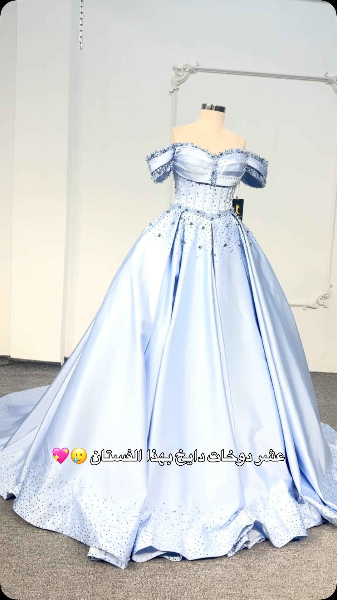 شلون فستان يدوخ 😉💖 

عروس وتدورين فستان يخطف الأنفاس ؟  هنا البداية ... وهنا الاختلاف  اختاري الفستان اللي يخلي الكل يلتفتلج ويخلي لحظتج تنحفر بالذاكرة .  ليلو للعرائس | LILLO FASHION  البصره الجبيلة مقابل جزاره ومشويات سعد  **********************  احجزي هسه قبل لا ينحجز - 

#عروس #فستان #فساتين #زواج #اكسبلور

نص مكتوب في الصور:
- عشر دوخات دايخ بهذا الفستان 🥲💖